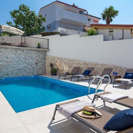 Apartments Villa Frankola With Swimming Pool Crikvenica Bagian luar foto