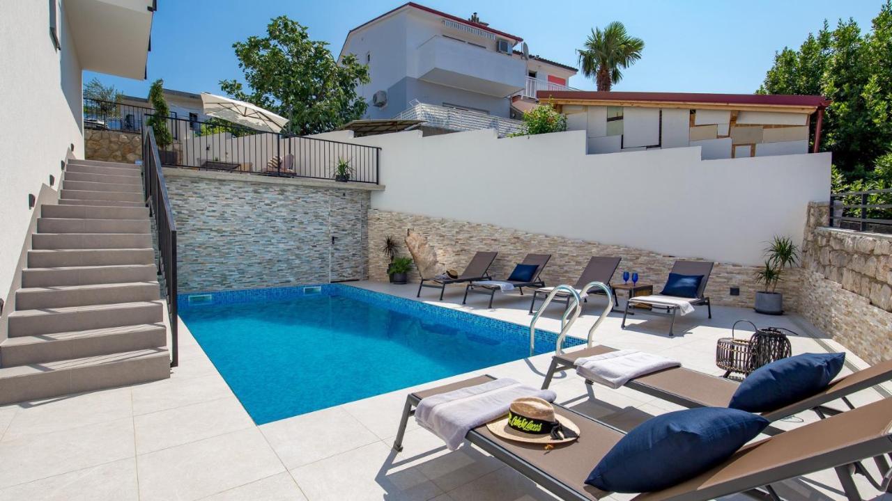 Apartments Villa Frankola With Swimming Pool Crikvenica Bagian luar foto
